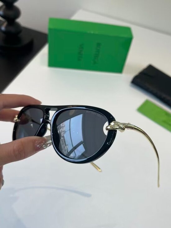 Bottega Veneta Black Aviator Sunglasses with Signature Gold Knots main image 4